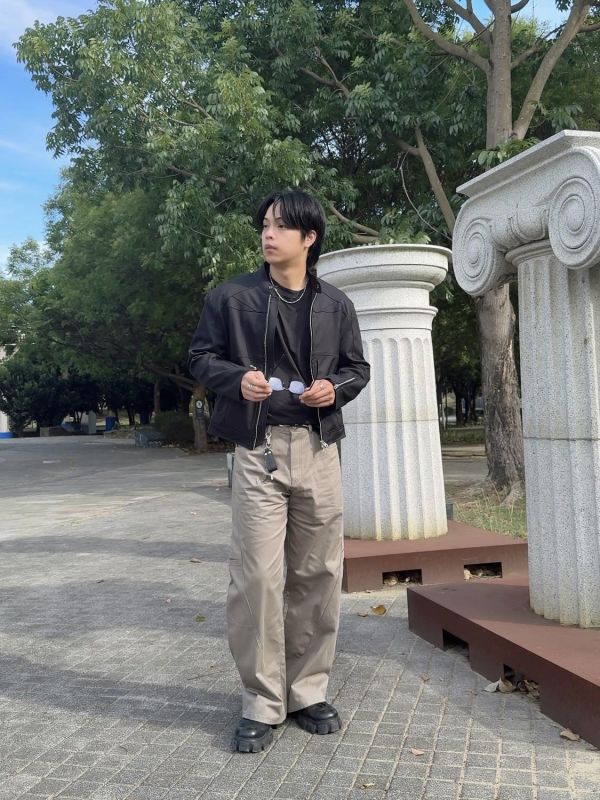 結構剪裁 圓領 袖口拉鍊 機車夾克 