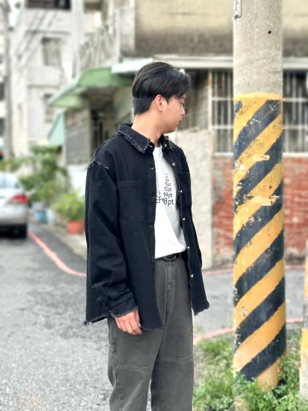 做舊抽鬚排扣牛仔夾克 