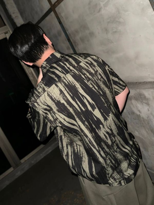 油墨刷色短袖襯衫 