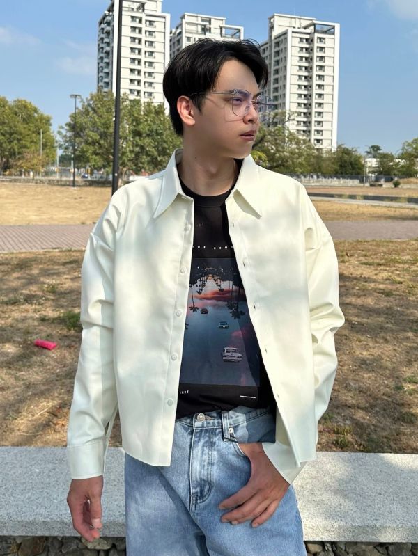 超顯壯短版落肩不修邊皮革襯衫 