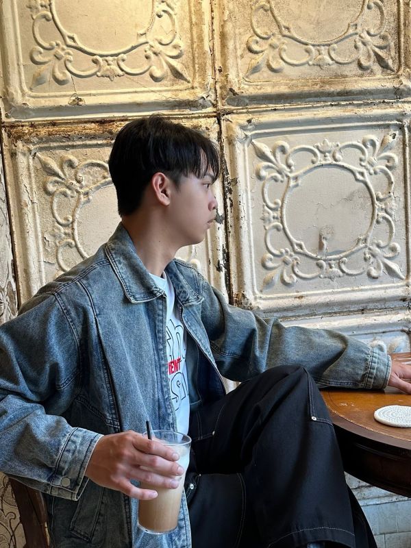 仿舊刷色斜切牛仔外套 