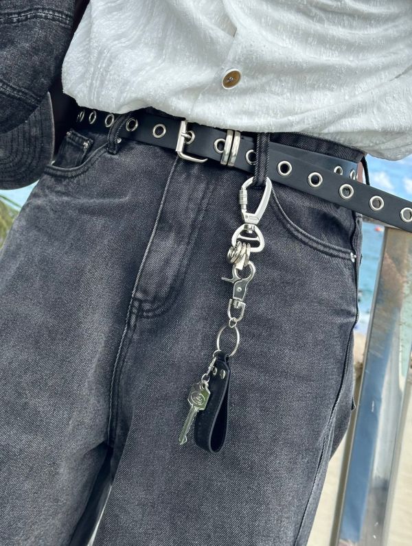 滿版金屬孔牛皮皮帶 