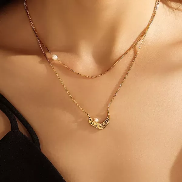 歐美天然珍珠立體褶皺月亮項鍊 