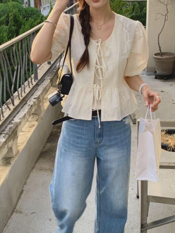 小花織紋綁帶澎袖上衣（2 colors） 小花織紋綁帶澎袖上衣