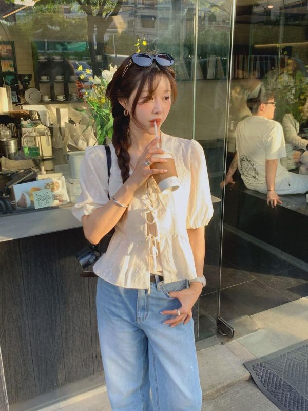 小花織紋綁帶澎袖上衣（2 colors） 小花織紋綁帶澎袖上衣