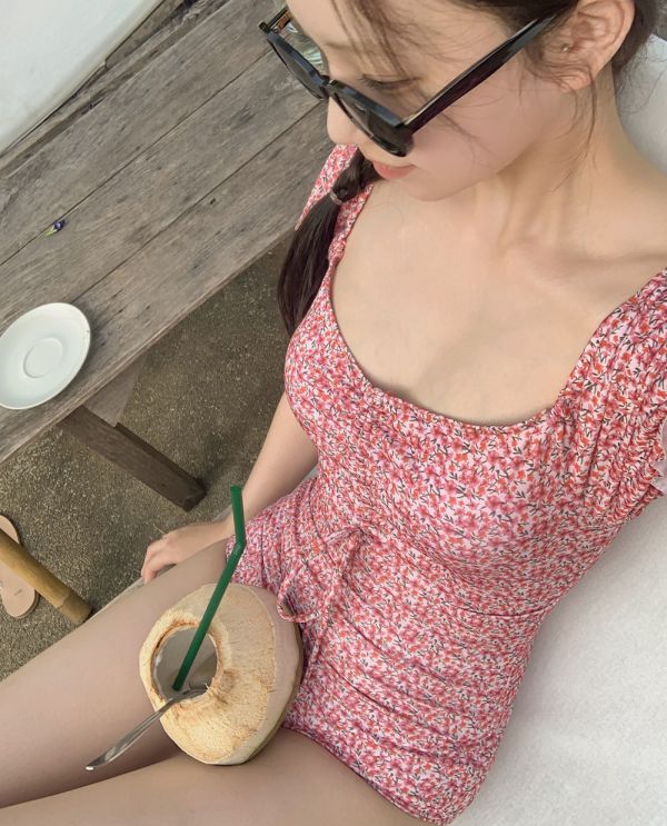 碎花抓皺連身泳衣(預購價至8/24) 碎花抓皺連身泳衣
