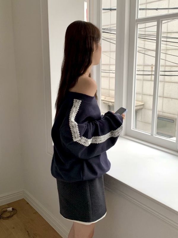 Bella蕾絲一字肩拼接上衣(2 colors) Bella蕾絲肩線落肩棉上衣