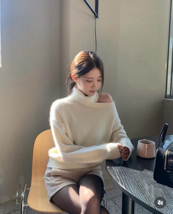 韓系斜肩微高領針織上衣（3 colors） 柔霧斜肩高領針織上衣