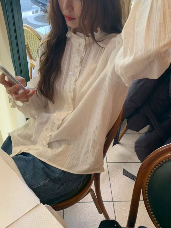 立領壓紋荷葉領襯衫(2 colors) 立領壓紋荷葉領襯衫