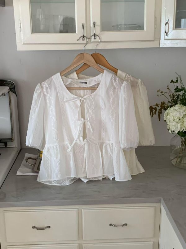 小花織紋綁帶澎袖上衣（2 colors） 小花織紋綁帶澎袖上衣