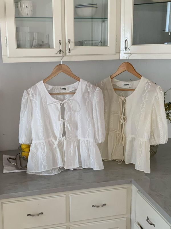 小花織紋綁帶澎袖上衣（2 colors） 小花織紋綁帶澎袖上衣