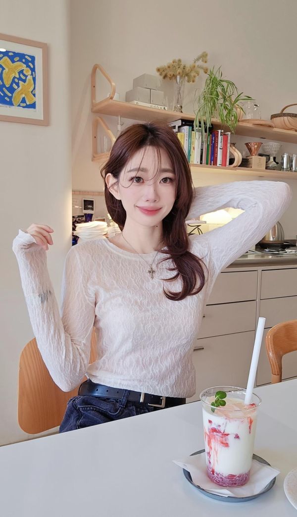 春天的彈力蕾絲打底衫（2 colors） 春天的彈力蕾絲打底衫