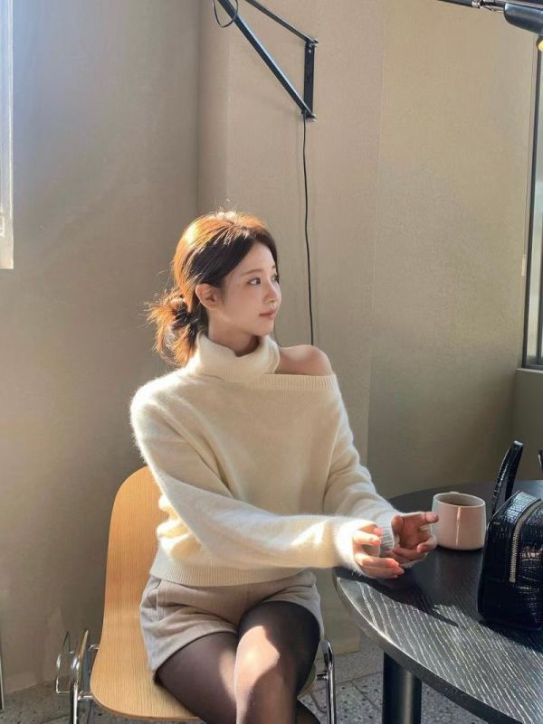 韓系斜肩微高領針織上衣（3 colors） 柔霧斜肩高領針織上衣