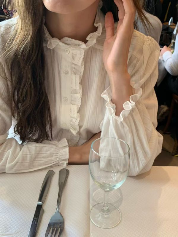 立領壓紋荷葉領襯衫(2 colors) 立領壓紋荷葉領襯衫