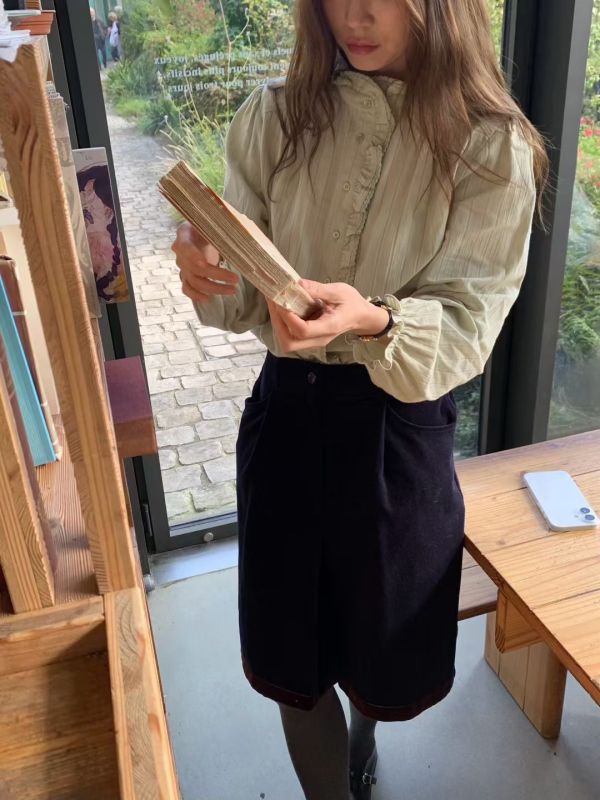 立領壓紋荷葉領襯衫(2 colors) 立領壓紋荷葉領襯衫