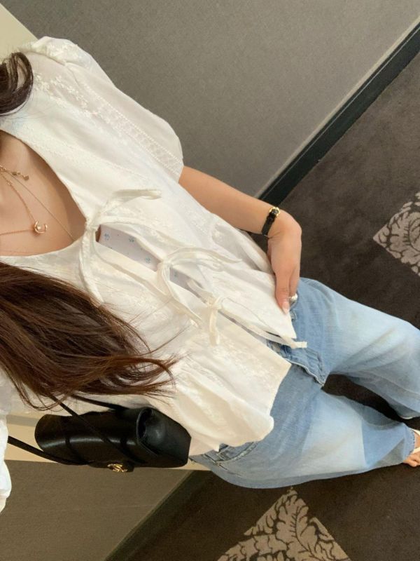 小花織紋綁帶澎袖上衣（2 colors） 小花織紋綁帶澎袖上衣