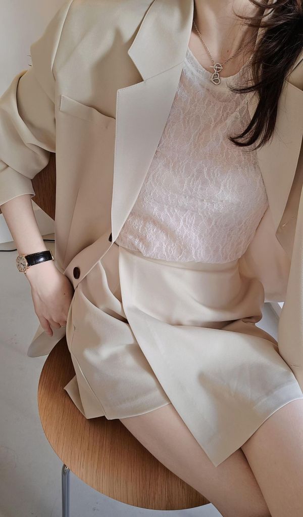 春天的彈力蕾絲打底衫（2 colors） 春天的彈力蕾絲打底衫