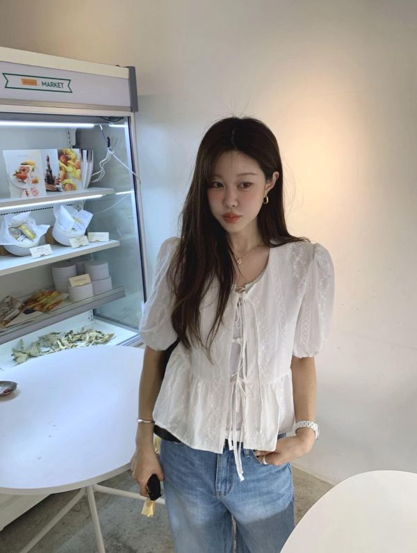 小花織紋綁帶澎袖上衣（2 colors） 小花織紋綁帶澎袖上衣