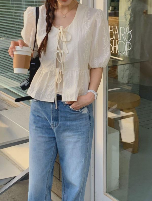 小花織紋綁帶澎袖上衣（2 colors） 小花織紋綁帶澎袖上衣