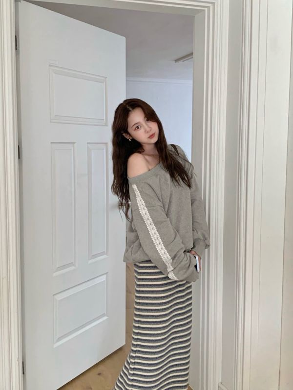 Bella蕾絲一字肩拼接上衣(2 colors) Bella蕾絲肩線落肩棉上衣