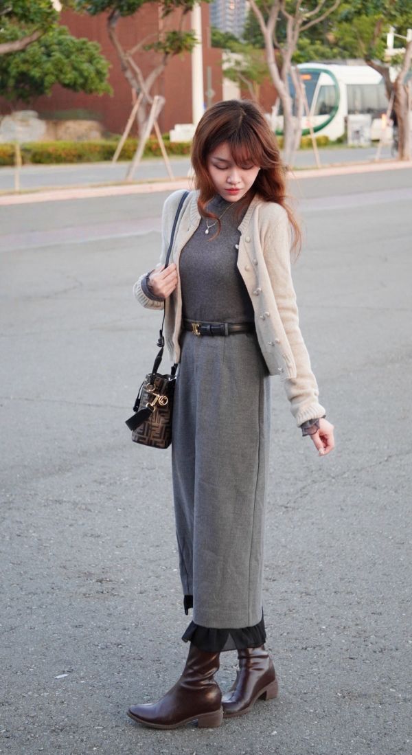 挺版層次蕾絲拼接長裙（2 colors） 挺版層次蕾絲拼接長裙