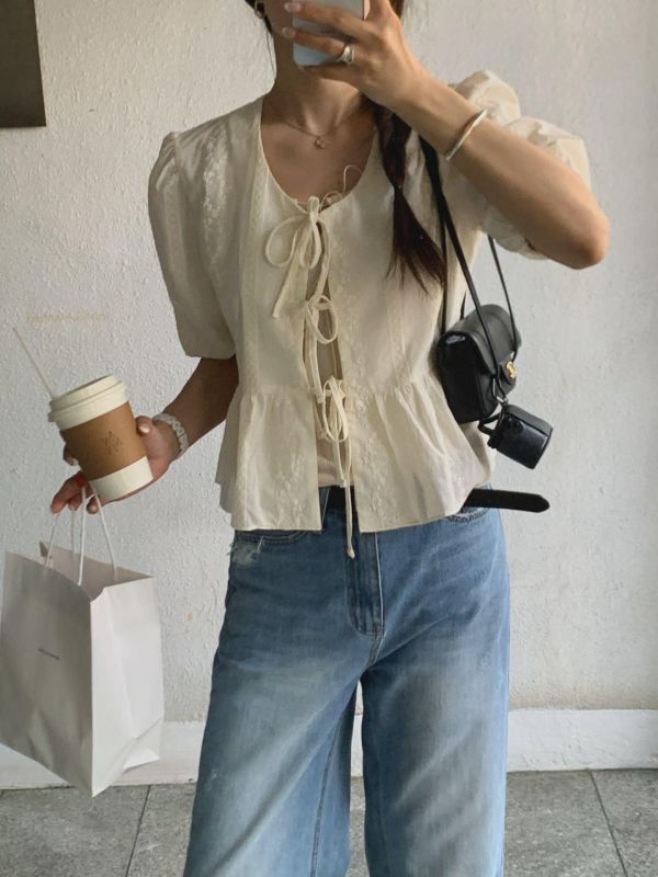 小花織紋綁帶澎袖上衣（2 colors） 小花織紋綁帶澎袖上衣