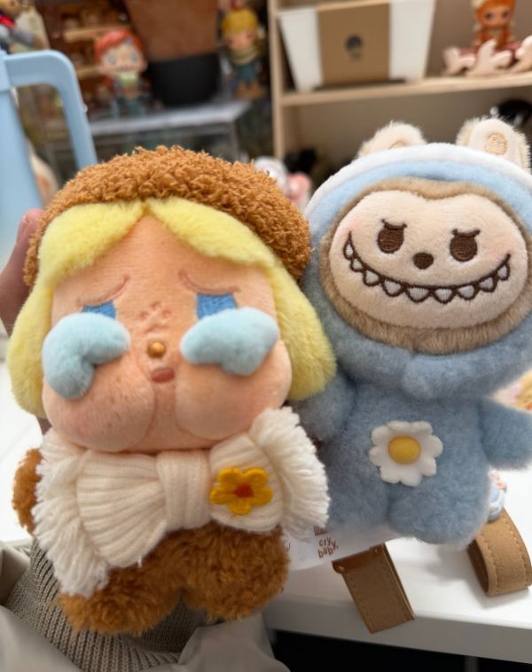 泡泡瑪特 綜合人物系列：馬戲團系列 搪膠吊飾盲盒/Labubu 哭娃 星星人 DIMOO MOLLY人物大集合 