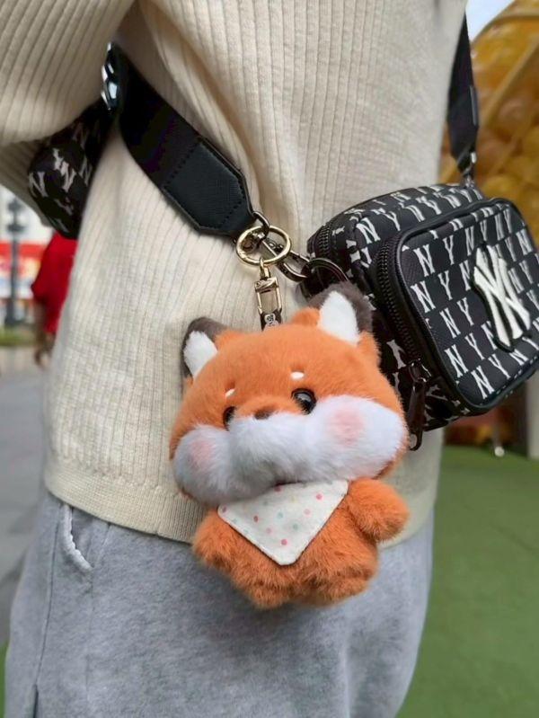 暖子獨家 療癒獨角獸 小羊玩偶 / 仿真鸚鵡山雀吊飾 / 福氣腮紅狐狸＋可愛尾巴吊飾零錢包 / 馬上有錢吊飾 / 微笑包款 