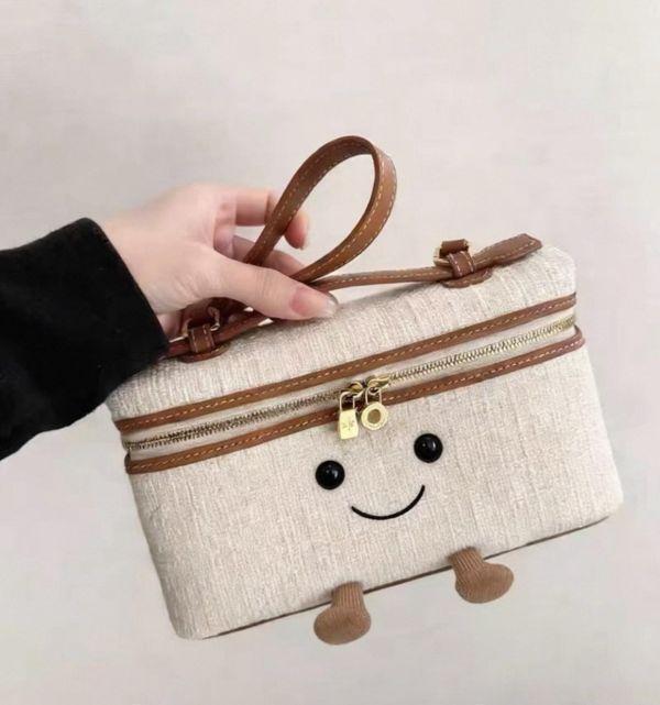 暖子獨家 療癒獨角獸 小羊玩偶 / 仿真鸚鵡山雀吊飾 / 福氣腮紅狐狸＋可愛尾巴吊飾零錢包 / 馬上有錢吊飾 / 微笑包款 