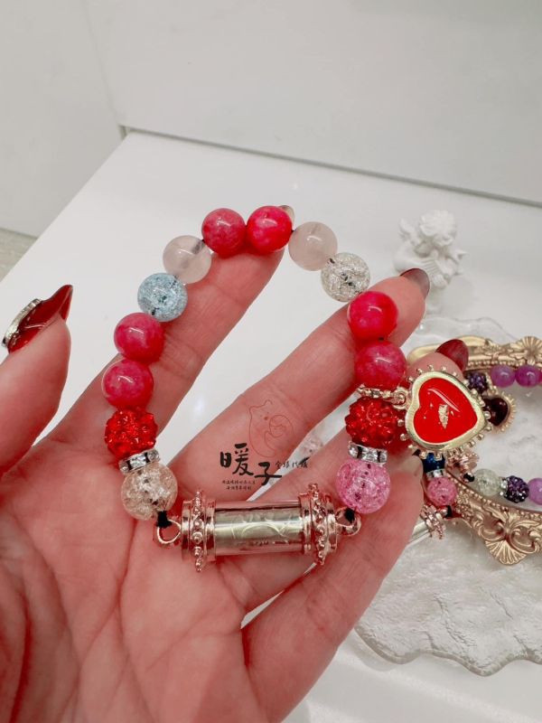 蝴蝶王 古巴吉士納 紫嫣蝴蝶 經文開口法戒 / 阿贊K 希瓦里 強招財人緣符管/泰國皇室認可古巴康范大師 金花咬錢/加強版九尾符管手串/泰國龍婆本 獨家版手工漸層幸運繩+幸運珠 / 金蒼蠅/明星御用 阿贊歐査 百萬富翁經文/龍婆本廟 暖子獨家黃金轉運/象神手鍊 / 黃金許願符 