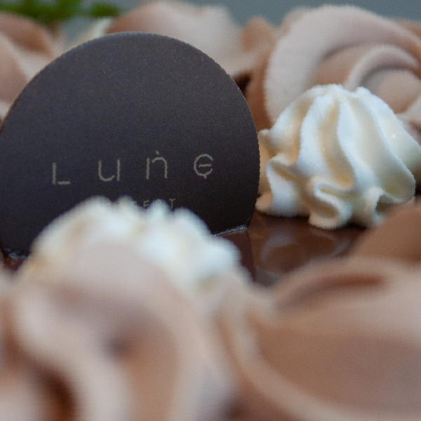 米歇爾63%巧克力蛋糕 璐尼甜點,烏龍巧克力蛋糕、巧克力戚風、焙茶甜點、米歇爾巧克力蛋糕、茶風味蛋糕。苦甜巧克力推薦、大人味甜點、低甜度蛋糕、烏龍茶戚風、精緻下午茶配送、巧克力甘那許蛋糕、質感生日蛋糕。