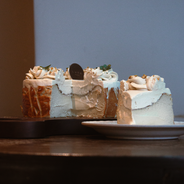 開心果半熟巴斯克 開心果巴斯克蛋糕、巴斯克乳酪蛋糕、璐尼甜點、開心果甜點、乳酪蛋糕推薦、焦糖巴斯克、濃郁乳酪蛋糕、網購甜點、抹茶乳酪蛋糕、生日蛋糕推薦、堅果風味甜點、人氣巴斯克