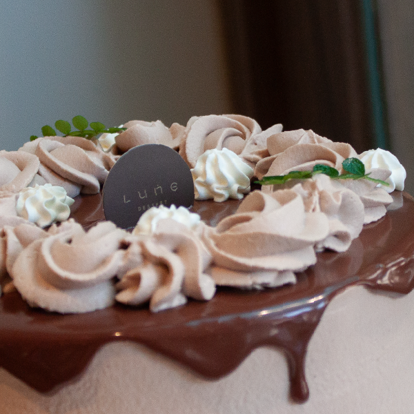 米歇爾63%巧克力蛋糕 璐尼甜點,烏龍巧克力蛋糕、巧克力戚風、焙茶甜點、米歇爾巧克力蛋糕、茶風味蛋糕。苦甜巧克力推薦、大人味甜點、低甜度蛋糕、烏龍茶戚風、精緻下午茶配送、巧克力甘那許蛋糕、質感生日蛋糕。