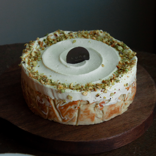 開心果半熟巴斯克 開心果巴斯克蛋糕、巴斯克乳酪蛋糕、璐尼甜點、開心果甜點、乳酪蛋糕推薦、焦糖巴斯克、濃郁乳酪蛋糕、網購甜點、抹茶乳酪蛋糕、生日蛋糕推薦、堅果風味甜點、人氣巴斯克