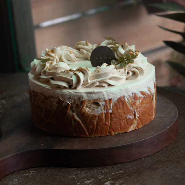 開心果半熟巴斯克 開心果巴斯克蛋糕、巴斯克乳酪蛋糕、璐尼甜點、開心果甜點、乳酪蛋糕推薦、焦糖巴斯克、濃郁乳酪蛋糕、網購甜點、抹茶乳酪蛋糕、生日蛋糕推薦、堅果風味甜點、人氣巴斯克