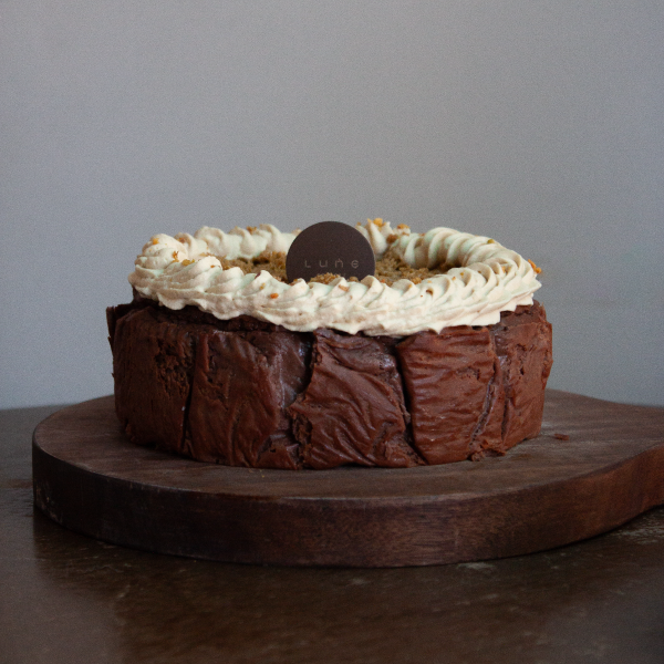 杜拜巧克力巴斯克 杜拜巧克力、巴斯克蛋糕、巧克力乳酪蛋糕、開心果甜點。杜拜巧克力台灣、巴斯克蛋糕推薦、巧克力控必吃、高級甜點禮盒、層次口感甜點、手工巴斯克、網購甜點首選。