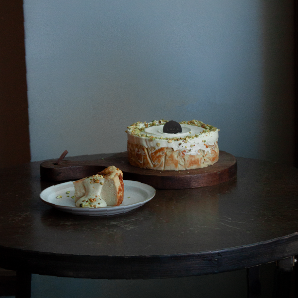 開心果半熟巴斯克 開心果巴斯克蛋糕、巴斯克乳酪蛋糕、璐尼甜點、開心果甜點、乳酪蛋糕推薦、焦糖巴斯克、濃郁乳酪蛋糕、網購甜點、抹茶乳酪蛋糕、生日蛋糕推薦、堅果風味甜點、人氣巴斯克