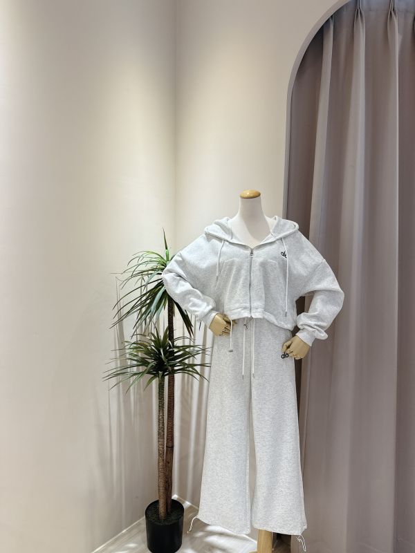 立體小刺繡連帽外套+假兩件式休閒寬褲 立體小刺繡連帽外套+假兩件式休閒寬褲