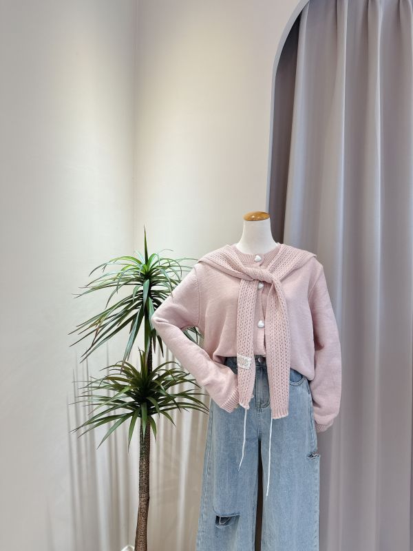 小披肩+蕾絲燒花拼接愛心釦毛衣 小披肩+蕾絲燒花拼接愛心釦毛衣