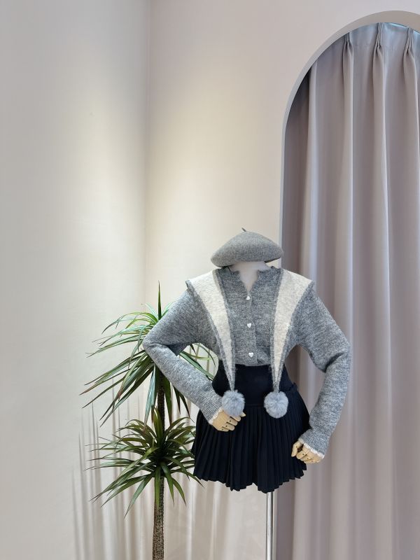 毛球披肩+愛心釦小V領毛衣 毛球披肩+愛心釦毛衣