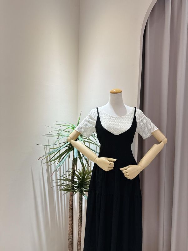 泡泡紋V領後抽繩長洋裝 泡泡紋V領後抽繩長洋裝