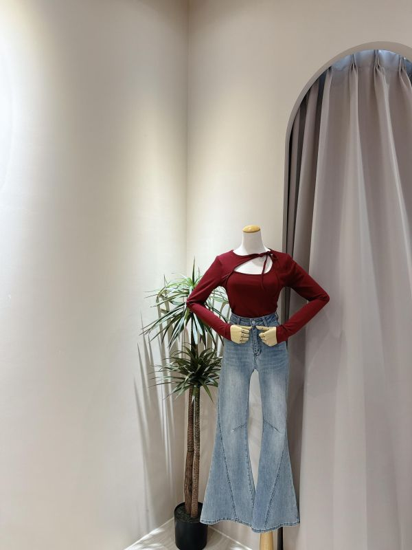 胸前鏤空綁帶造型上衣 胸前鏤空綁帶造型上衣