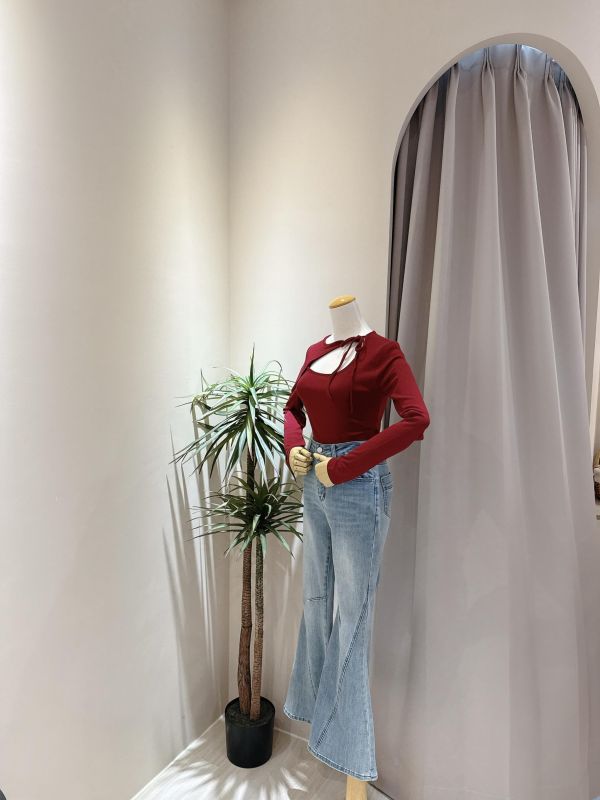 胸前鏤空綁帶造型上衣 胸前鏤空綁帶造型上衣