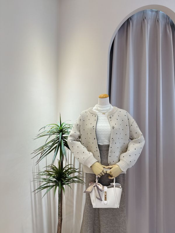 後磅滿版愛心金釦毛衣 後磅滿版愛心金釦毛衣