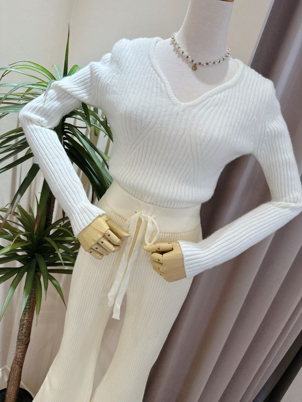 小V領坑條紋毛衣 