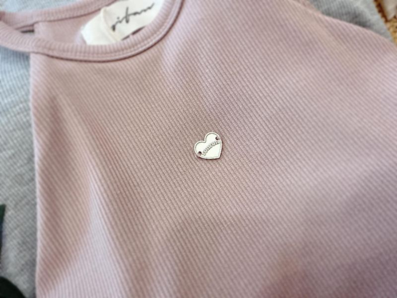 霧面愛心小鐵牌削肩罩杯背心 霧面愛心小鐵牌削肩罩杯背心