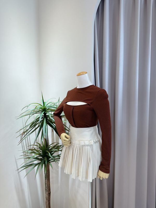 胸前挖空排釦彈性針織上衣 胸前挖空彈性針織上衣