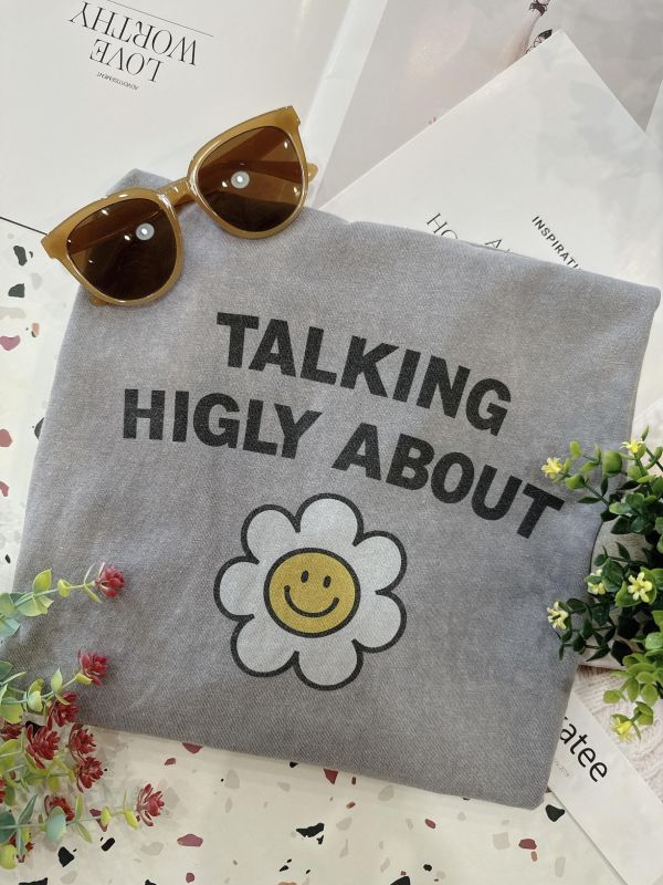 微笑小花刷舊造型寬鬆大T 微笑小花刷舊造型寬鬆大T