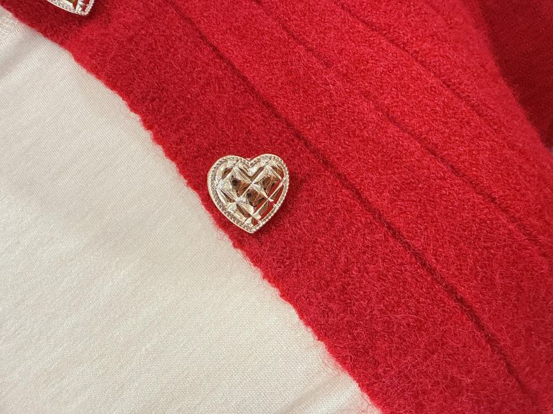 愛心金釦後磅針織外套 愛心金釦後磅針織外套