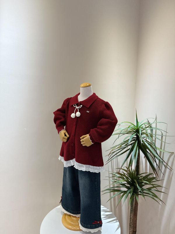 針織下擺蕾絲毛球上衣 針織下擺蕾絲毛球上衣